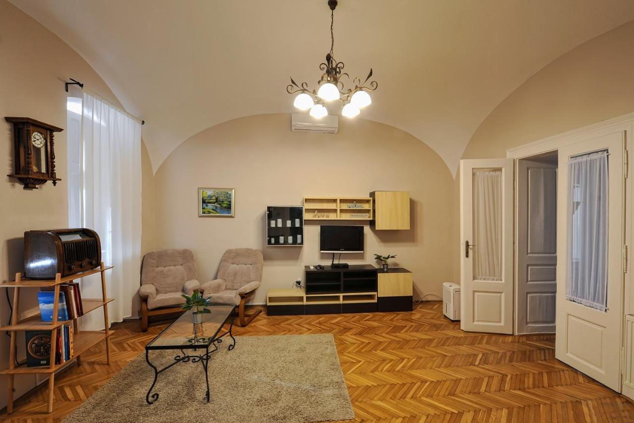 Demetrovics Udvarhaz Eger Bagian luar foto